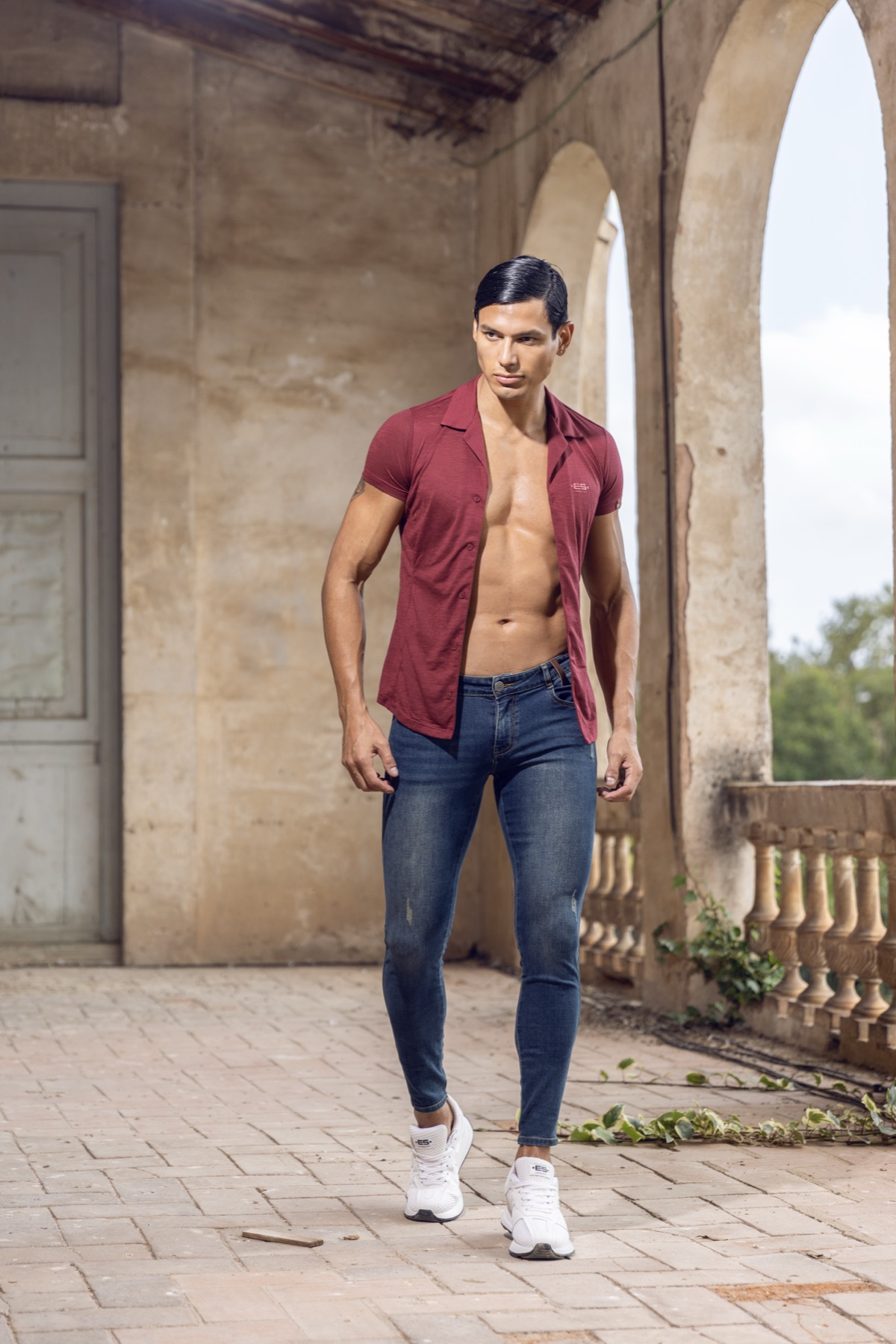 Bordó ing és denim az ES Collection Fall–Winter 2025 kampányból