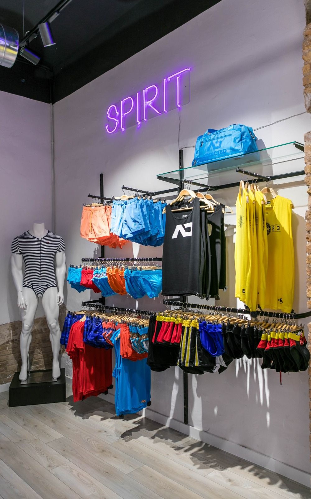 Színes ES Collection darabok a barcelonai flagship üzletben
